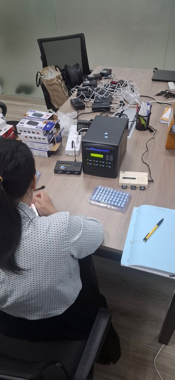 Préparer — duplication des cartes mémoire pour 500 lecteurs audio.