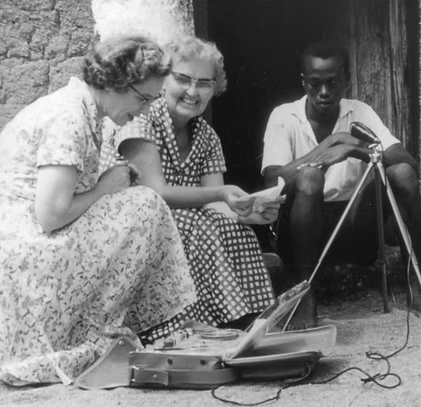 Enregistrements et phonographes portatifs, premières décennies de l'œuvre.